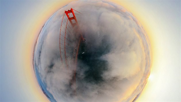 Legendrn most Golden Gate Bridge v typick mlze, San Francisco, USA