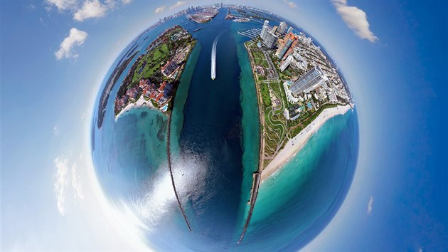 Prohldnte si srii snmk z dlny rusk fotografick skupiny AirPano. Je u nich pouita technika stereografick projekce, jde o tzv. kulov nebo tak sfrick panoramata.
Na tto fotografii vidte eku Miami ve stejnojmenn metropoli, Florida, USA.