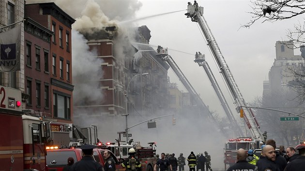 Na newyorskm Manhattanu zejm vybuchl plyn, po poru se ztily ti domy (27. bezna 2015).