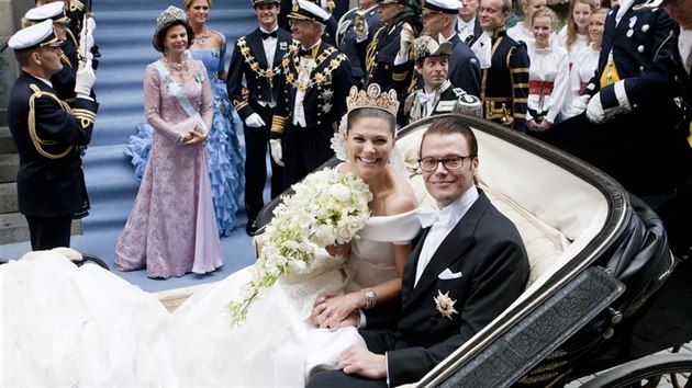 vdsk korunn princezna Victoria a jej manel Daniel Westling a jejich jzda v koe po Stockholmu (19. ervna 2010)