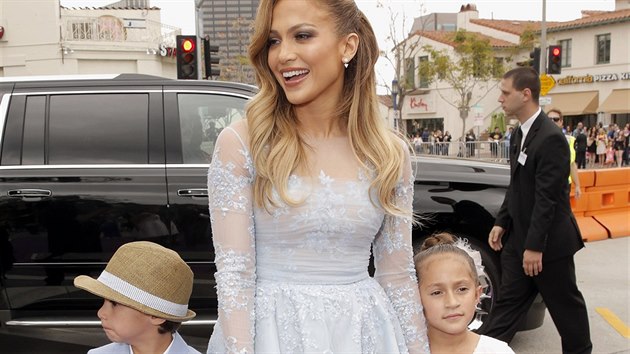 Jennifer Lopezov a jej dvojata Max a Emme (Los Angeles, 22. bezna 2015)