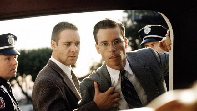 Russell Crowe a Guy Pearce ve filmu L. A. - Psn tajn (1997)