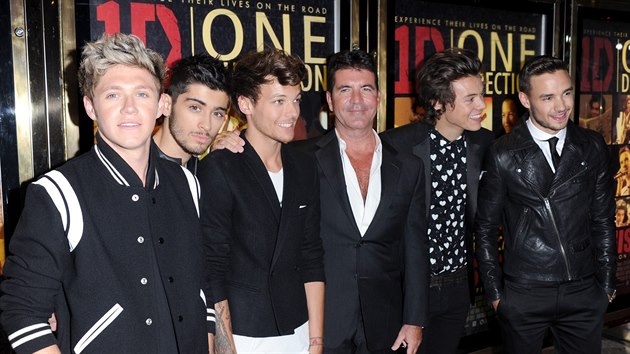 Simon Cowell a skupina One Direction, kterou kdysi vytvoil ze zpvk v talentov souti (Londn,  20. srpna 2013).