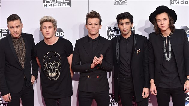 Liam Payne, Niall Horan, Louis Tomlinson, Zayn Malik a Harry Styles ze skupiny One Direction (Los Angeles, 23. listopadu 2014)