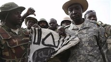 Nigerijtí vojáci s ukoistnou vlajkou Boko Haram ve mst Damask (18. bezna...