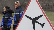 Francouzští záchranáři pátrají po troskách zříceného airbusu (24. března 2015) Francouzští záchranáři pátrají po troskách zříceného airbusu (24. března 2015)