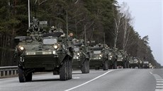 Konvoj americké armády (na snímku bhem cesty Dragoon Ride v Lotysku 21. bezna) nakonec Olomouckým krajem pouze bez zastávky projede.