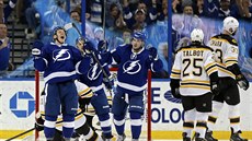 Ondřej Palát (vlevo) z Tampy slaí vstřelený gól proti Bostonu. Společně s ním... Ondřej Palát (vlevo) z Tampy slaí vstřelený gól proti Bostonu. Společně s ním...