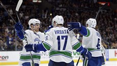 Branku oslavují hokejisté Vancouveru. Zleva: Daniel Sedin. Radim Vrbata a...