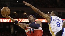 Paul Pierce z Washingtonu se pokouí o stelu, blokuje ho Andre Iguodala z...