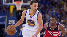 Stephen Curry (vlevo) z Golden State dribluje pod dohledem Johna Walla z...