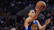 Stephen Curry z Golden State pohodlně zakončuje, Allen Crabbe z Portlandu už je... Stephen Curry z Golden State pohodlně zakončuje, Allen Crabbe z Portlandu už je...