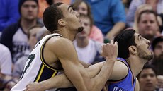 Tém fotbaový souboj svedli  Enes Kanter (vpravo) z týmu Oklahoma City a Rudy...