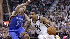 Trey Burke (vpravo) z Utahu a Steve Novak z týmu Oklahoma City.