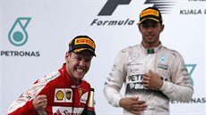 TOHLE DLOUHO NEZAIL. Sebastian Vettel si uívá vítzství ve Velké cen...