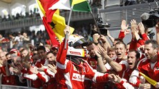 Nadení v týmu Ferrari - Sebastian Vettel slaví triumf ve Velké cen Malajsie.
