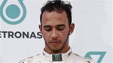 Lewis Hamilton nevypadal po Velké cen Malajsie zrovna spokojen.