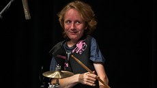 Petr Burda hraje v The Tap Tap na perkuse a elektrické bicí.