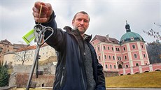 Bečovský kastelán Tomáš Wizovský s klíči od tamního zámku a zámeckých komnat. Bečovský kastelán Tomáš Wizovský s klíči od tamního zámku a zámeckých komnat.