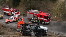 Na R4 u Mníšku pod Brdy havaroval mercedes. Řidič přeletěl svodidla a skončil... Na R4 u Mníšku pod Brdy havaroval mercedes. Řidič přeletěl svodidla a skončil...