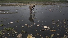 Zneitná voda v Indii (22. bezna 2015).