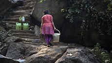 Spodní voda ze studen je v Indii hlavním zdrojem pitné vody, v období bez de...