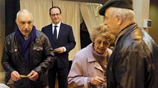 Francouzský prezident François Hollande eká ve volební místnosti (22. bezna...