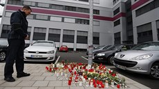 Ped centrálou Germanwings lidé zapalují svíky (25. bezna 2015).