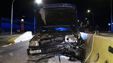 Řidič v pražských Modřanech narazil do betonových svodidel, z místa nehody... Řidič v pražských Modřanech narazil do betonových svodidel, z místa nehody...