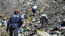 Francouztí policisté prohledávají trosky letadla spolenosti Germanwings,...