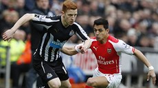 KDO S KOHO? Jack Colback z Newcastlu (vlevo) a Alexis Sanchez z Arsenalu.