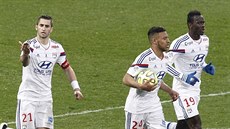 RYCHLE ROZEHRÁT. Fotbalisté Lyonu spchají s míem k plící áe poté, co v...