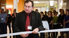 Ředitel Národního ústavu pro duševní zdraví Cyril Höschl stříhá pásku, kterou... Ředitel Národního ústavu pro duševní zdraví Cyril Höschl stříhá pásku, kterou...