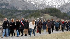 Píbuzní obtí a obyvatelé jihofrancouzské obce Le Vernet picházejí k nedávno...