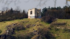 Zřícenina Baba stojí na okraji ostrohu nad Babskými skalami na levém břehu... Zřícenina Baba stojí na okraji ostrohu nad Babskými skalami na levém břehu...