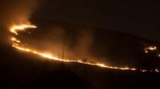 V Praze 5 v sobotu hořela stráň Dívčí hrady (21. března 2015) V Praze 5 v sobotu hořela stráň Dívčí hrady (21. března 2015)