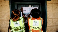 Volební komisaky ve mst Daura na severu Nigérie (28. bezna 2015)
