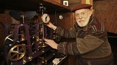 Kostelník Stanislav Stöhr musí každý rok na konci března vystoupat do věže... Kostelník Stanislav Stöhr musí každý rok na konci března vystoupat do věže...
