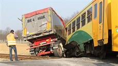 Kamion se na pejezdu u Obratan srazil s osobním vlakem.