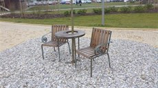 Obě křesílka už jsou bez ozdob. Tři z nich ukradl loni v létě jednadvacetiletý... Obě křesílka už jsou bez ozdob. Tři z nich ukradl loni v létě jednadvacetiletý...