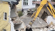 Bagr bourá správní budovu Čevaku, která ukrývala betonový vodojem. Bagr bourá správní budovu Čevaku, která ukrývala betonový vodojem.