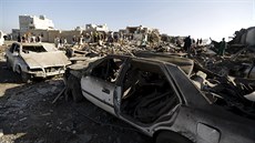 Na míst bombardování v rezidenní tvrti jemenské metropole Sanaa.