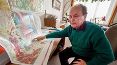 S kadým úkolem zaíná ptasedmdesátiletý hydrogeolog Vladimír ezníek u mapy....