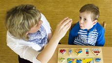 Gabriela Hůlová a její autistický syn Matěj v pardubickém mateřském centru... Gabriela Hůlová a její autistický syn Matěj v pardubickém mateřském centru...