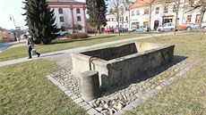 V Polné na Jihlavsku zaujme ást bývalého pranýe u obdélníkové kany na Husov...
