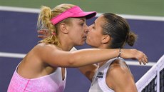 POLIBEK NA KURTU. Sabine Lisická přijímá na turnaji v Indian Wells gratulaci po... POLIBEK NA KURTU. Sabine Lisická přijímá na turnaji v Indian Wells gratulaci po...