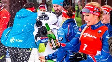 ZASLOUŽENÉ BUBLINKY. Gabriela Soukalová a další Češky s lahvemi sektu po... ZASLOUŽENÉ BUBLINKY. Gabriela Soukalová a další Češky s lahvemi sektu po...
