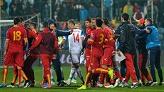 V zápase Černá Hora - Rusko vznikla strkanice, po které rozhodčí zápas ukončil. V zápase Černá Hora - Rusko vznikla strkanice, po které rozhodčí zápas ukončil.