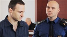 Z útoku kyselinou se před Krajským soudem v Plzni zpovídá taxikář Jan Dubský.... Z útoku kyselinou se před Krajským soudem v Plzni zpovídá taxikář Jan Dubský....