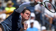 Kanadský tenista Milos Raonic v duelu s Rogerem Federerem.